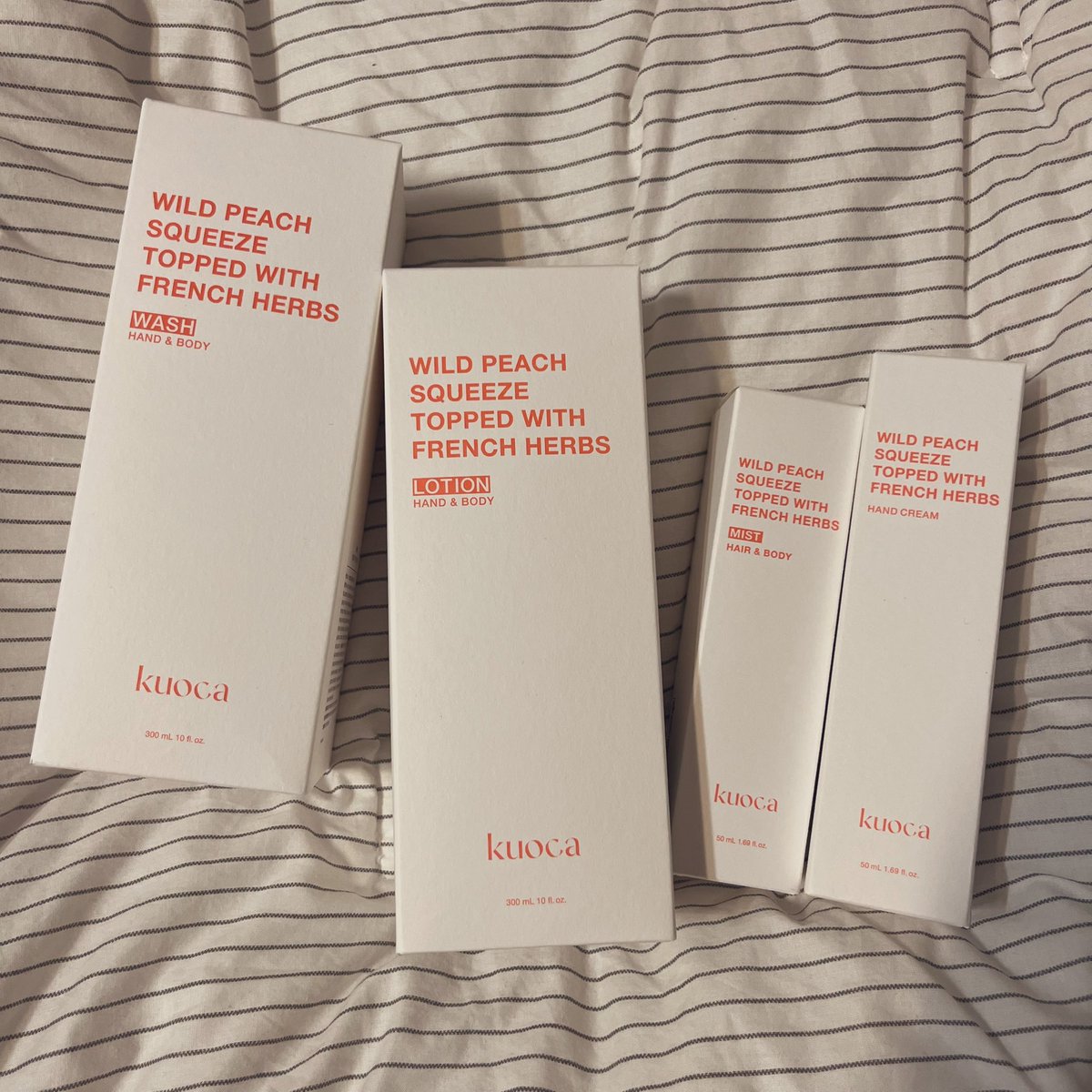 #rt #event
진짜 순수하게 사심으로 태연님과 향템이 겹쳐서 흥분한 향덕으로서 올리는 이벤트
집을 뒤졌더니 홀리데이박스 1개랑 피치 세트 하나가 나왔더라 rt해준 팔로워 소녀들 중 2명 추첨해서 각각 보내줄게…기프트박스는 1개뿐인거 양해부탁해🥹🫶🏻 태연님과 같은향기를 써보자…