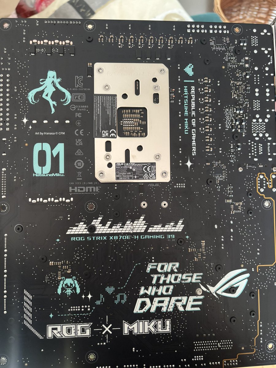 Ich habe die Hatsune Miku Tax bezahlt aber ich wollte es unbedingt haben. 

Ein Asus ROG Strix X870E-H Gaming Wifi 7 Hatsune Miku Edition.

Das Mainboard ersetzt mein TUF Gaming B650 Plus Wifi.

Die RTX 5080 sieht ja auch schick aus aber 1789€ sind mir deutlich zu viel. xD
