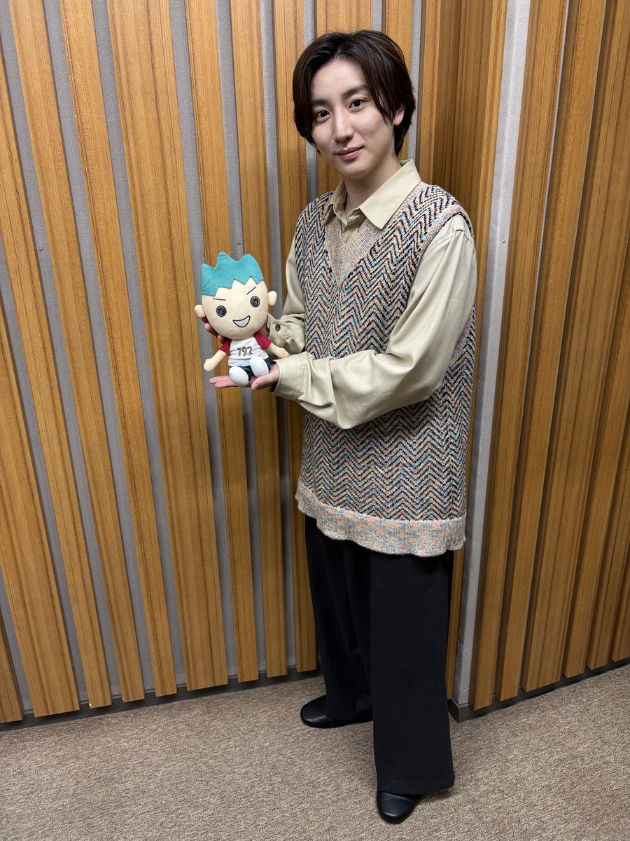 1月23日（金）#サムデー
京本大我様おいでませウィーク

スタジオに鎮座していた
緑山タイガくん人形を抱き上げたー
やさしすぐるやろー涙

おでのぬいならよかったのにぃorz 

16時ジャスト！こっから始まんだ！
👉 radiko.jp/share/?t=20260… 

#SixTONES
#エフエム山口