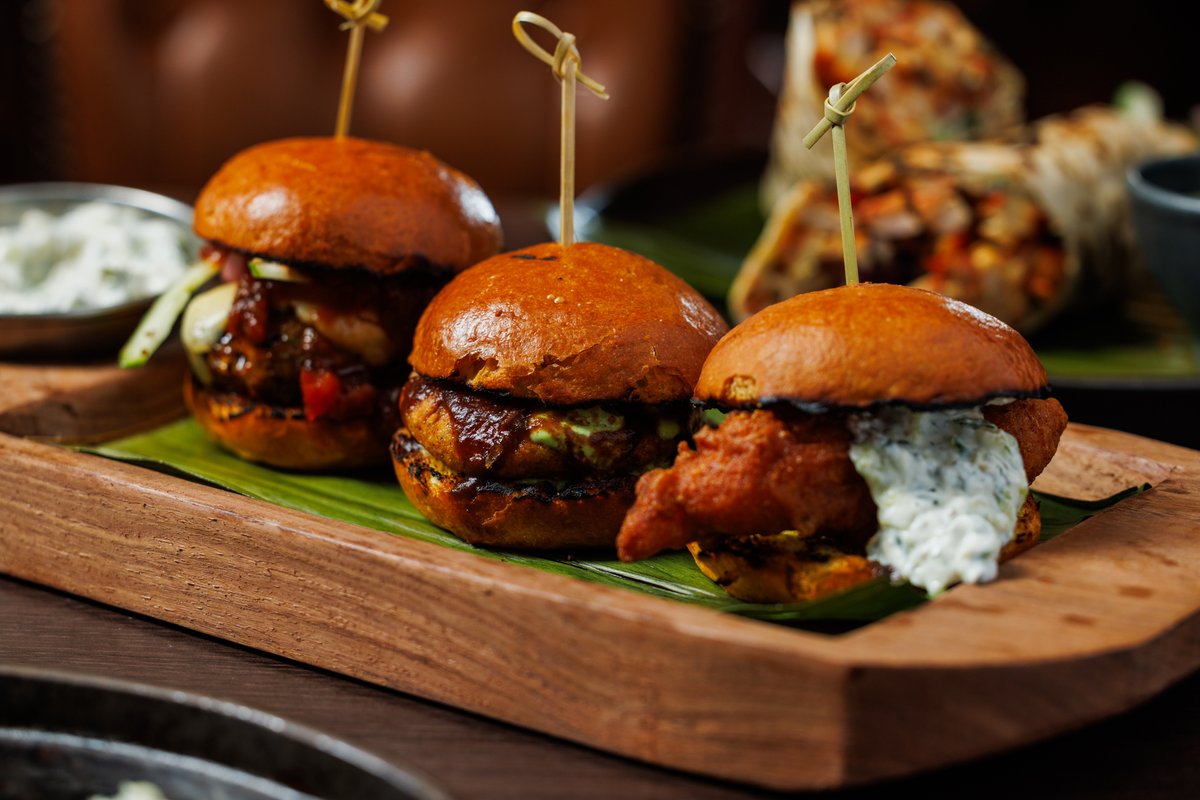 Three buns. Endless bliss. Meet the new Pao Bun Trio Platter at Itihaas!”
#Itihaas #PaoBunTrio #FoodieFinds #NewMenu #StreetFoodReimagined
