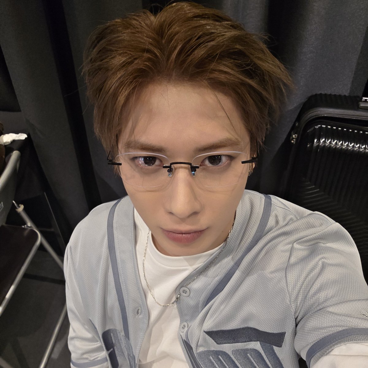 JUN34_'s tweet image. 💭#태현이왔냥 260121 Weverse DM 

🐱 지금 보컬 3.0이 아니라 되고싶다는 올해 소망..^^
🐱 안경 재미삼아 썼는데 스타일리스트분 들이 이거 괜찮은데요?! 해서 쓰게 됐 어 내가 1번으로 골라서 또 다 모자만 쓴줄 몰랐음;
🐱 텬사마 되고싶었어. 일본에서