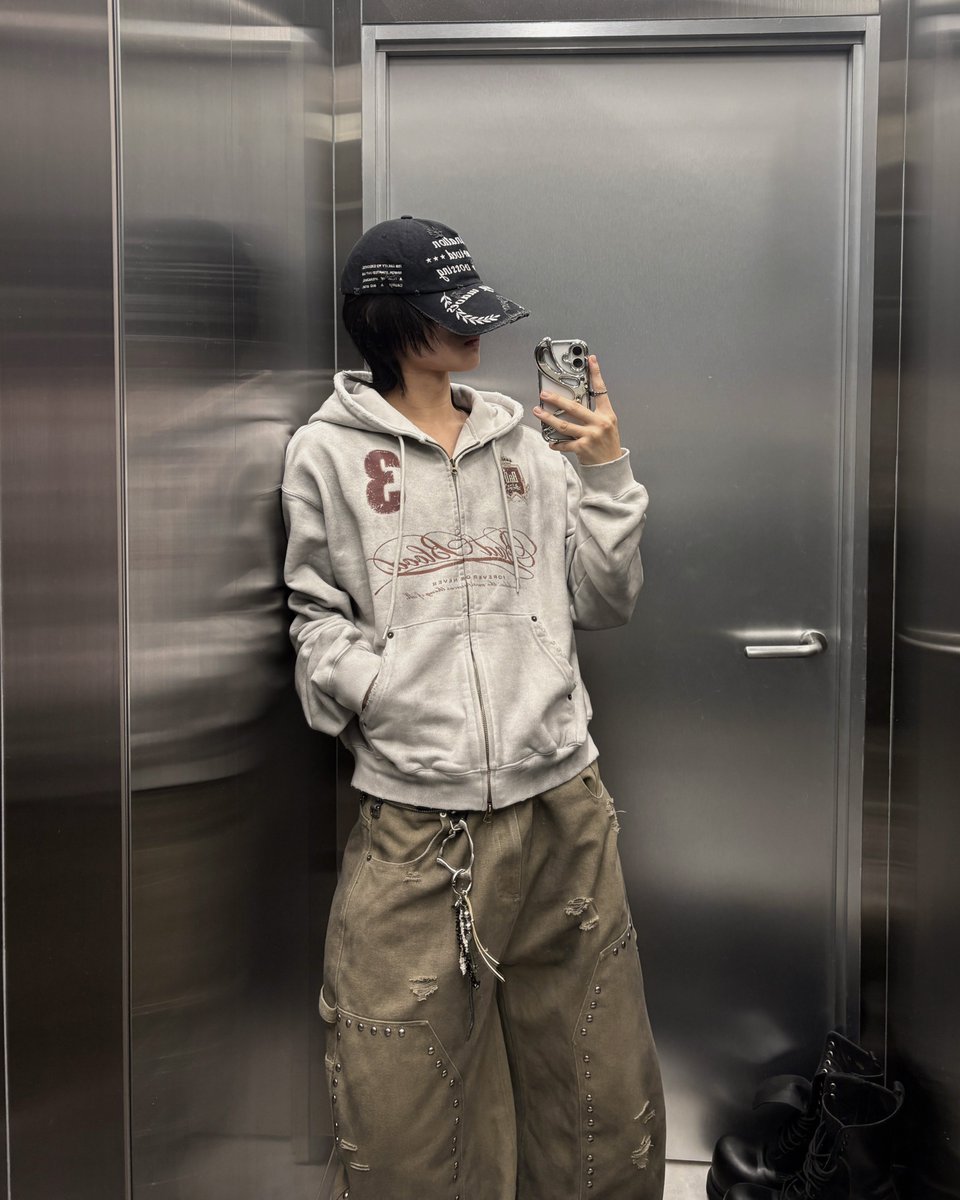 o92fu1's tweet image. ベージュのパンツお気に入り