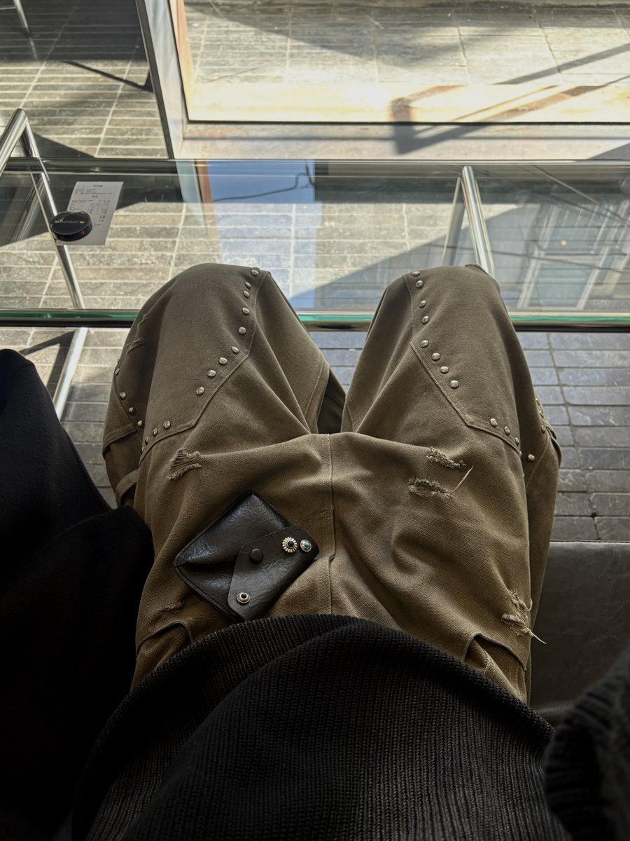 o92fu1's tweet image. ベージュのパンツお気に入り