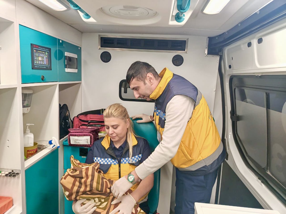 🔴 Həkimlik cins tanımır, peşəkarlıq hər şeydən önəmlidir!
Təcili tibbi yardım briqadası doğuş prosesini evdə icra etməli olub

facebook.com/share/p/1Bx1d3…

Həkim: Elvin Əliyev 
Tibb bacısı: Lamiyə Səfərova
Sürücü: Vüqar Hilalov 
#tt #təcilitibbiyardımxidməti #rtttym