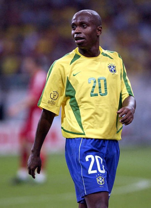 Futebolnorio's tweet image. Fico de bobeira como os mais jovens preferem diminuir do que procurar saber

Tem uma galera aí que acha que Edilson é só resenha. Que não jogava essa bola toda

Tudo que o cara diz sobre ter influenciado em algo, tem gente achando ser mentira

Essa foto aí é apenas de Edilson…