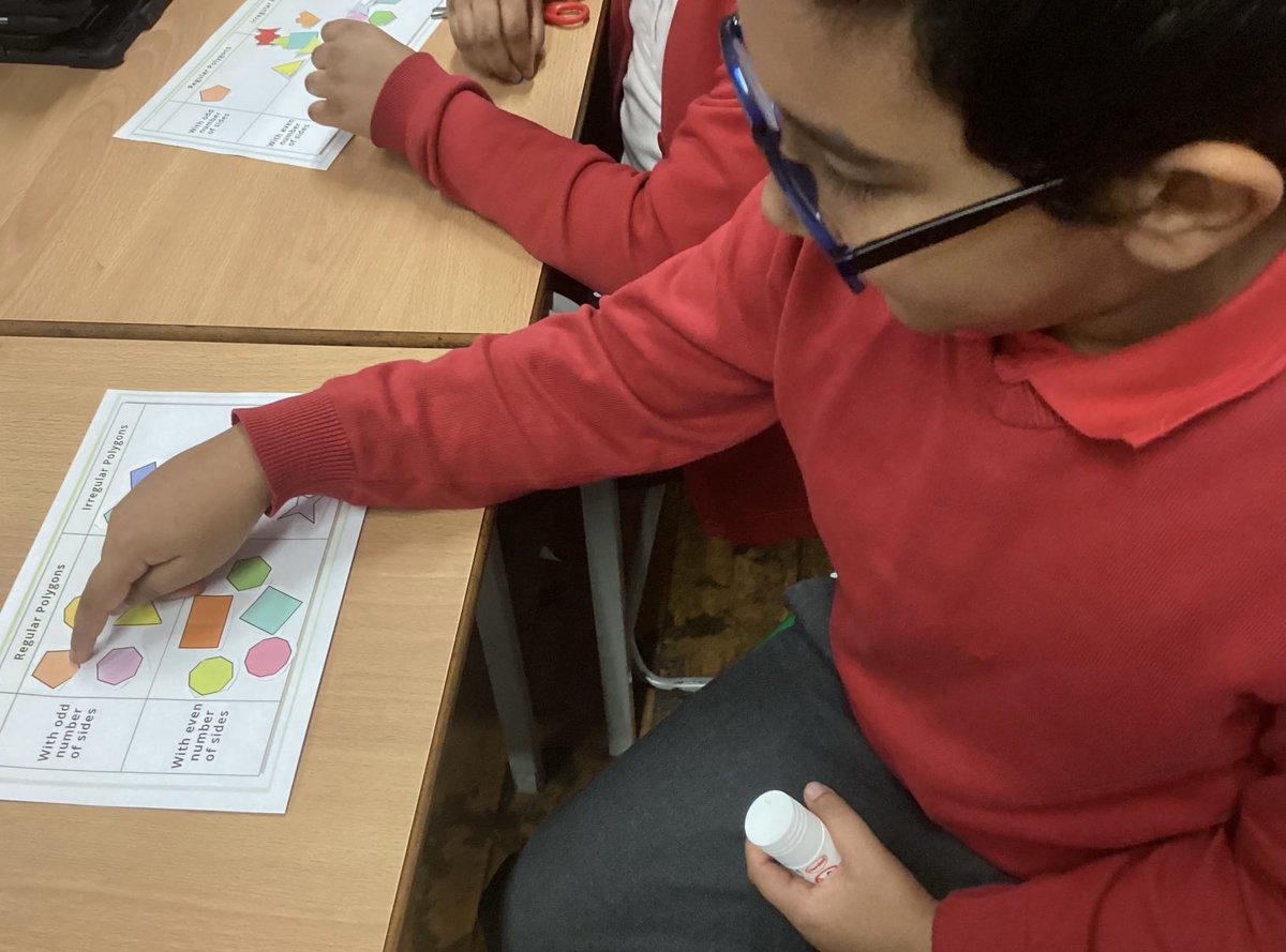 MayflowerSch's tweet image. In Corita Class we have explored the features of regular and irregular polygons, we have separated them according to their features. 
#CoritaClass #Year4 #polygons #LKS2