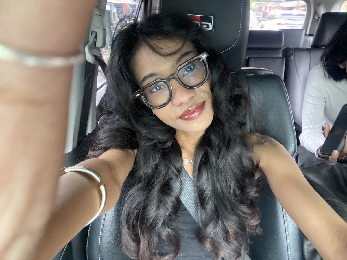 teyedollasign's tweet photo. kayanya aku harus punya nama lain kalo rambutku lagi lurus https://t.co/3U5Vu9GJ8K
