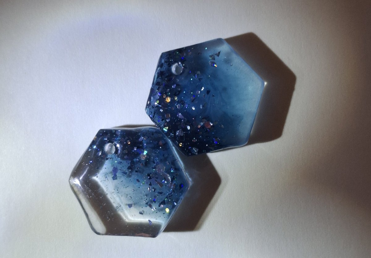 もう1つも調整して右のは蛍光パウダー混ぜてワンセット完成
見てると小さい三角形を付けて🐟みたいにしようかしら