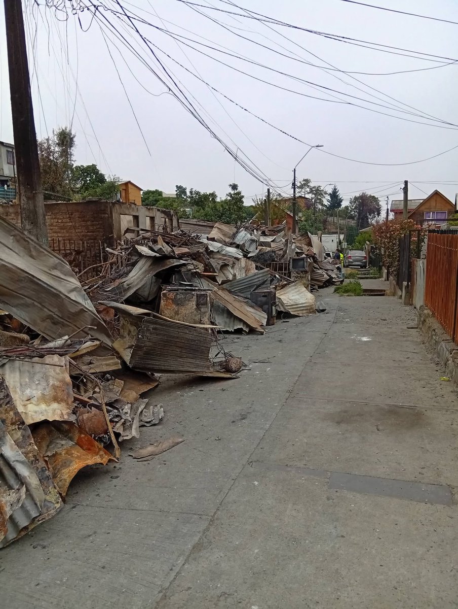 Hola gente, en Penco (no lirquén) se necesitan camiones para sacar escombros. Si sabe de alguien no dude en darme el dato o contactar para entregar la información de ubicacionES, porque son varias
Like + RT