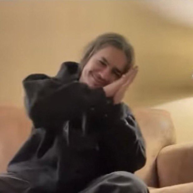 constanza tweet media