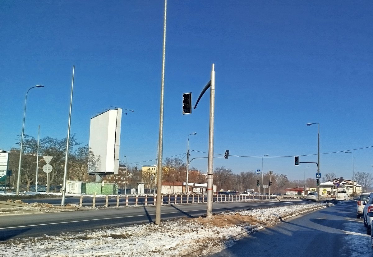 GDDKiA_Warszawa's tweet photo. Zgodnie z zapowiedziami rozbudowujemy istniejącą sygnalizację świetlną przejścia dla pieszych w rej. ul. Wojska Polskiego w Zegrzu Płd. Umożliwimy wyjazd z ul. Wojska Polskiego w lewo w str. Serocka. Dzięki temu zmniejszy się ilość samochodów na obecnym rondzie #DK61/#DW631. 1/2 https://t.co/MnREaHpswW