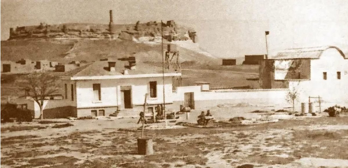 Süleyman Şah Türbesi’nin asli yeri Caber Kalesi’dir

1921'de Fransa ile imzalanan Ankara İtilafnamesi ile Caber Kalesi'ndeki  Süleyman Şah Türbesi, Türk toprağı kabul edildi. Tabka Barajı yapılınca türbe Karakozak'a taşındı. Bölgede terör faaliyetlerinin artması üzerine 21-22