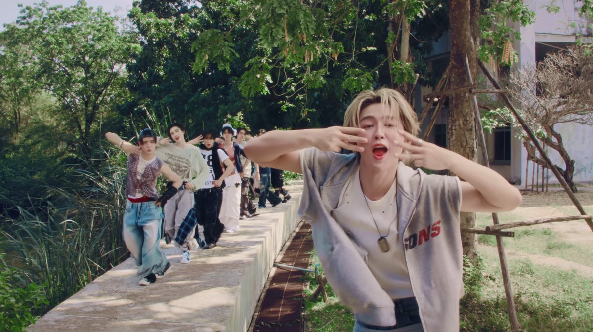 789beus's tweet image. stan tpop and u'll get the best of both worlds an hour apart (cats and muscles)

#BUS_SoBlue_MV 
#PROXIE_ไม่รีบงับป๋ม