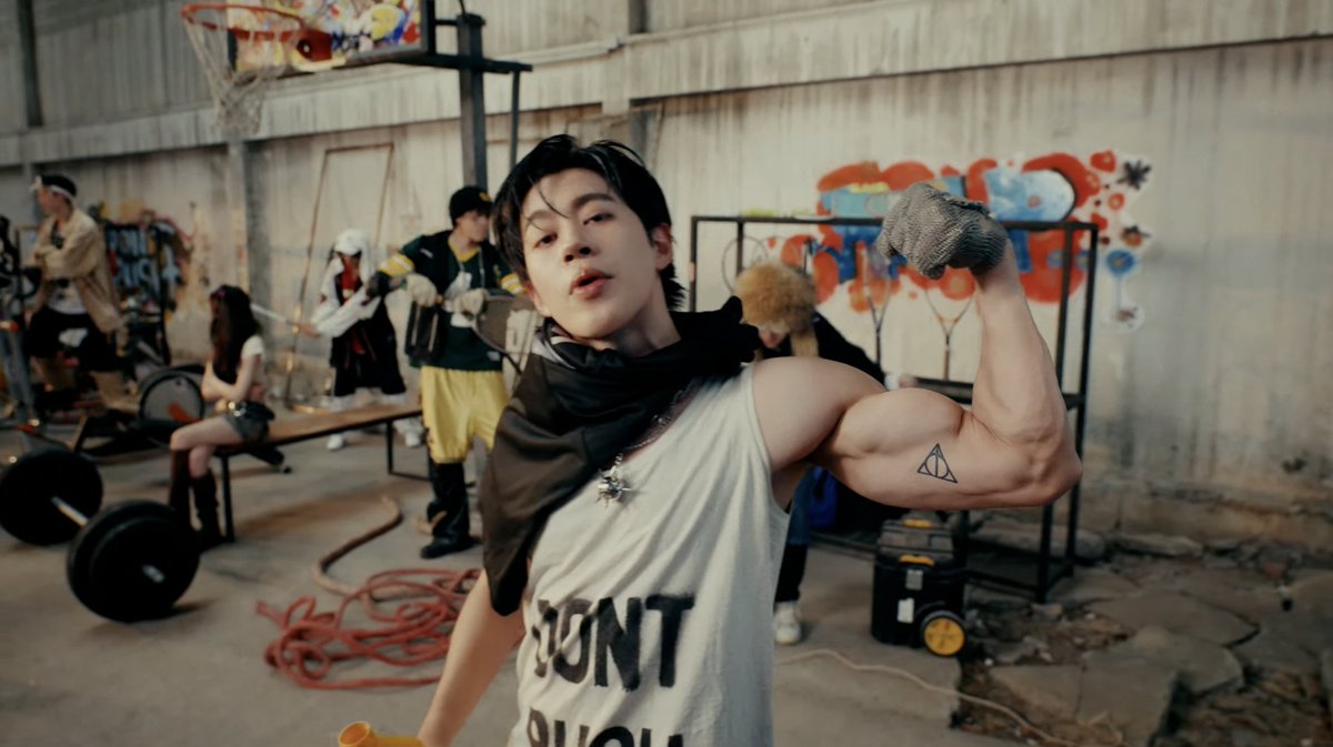 789beus's tweet image. stan tpop and u'll get the best of both worlds an hour apart (cats and muscles)

#BUS_SoBlue_MV 
#PROXIE_ไม่รีบงับป๋ม