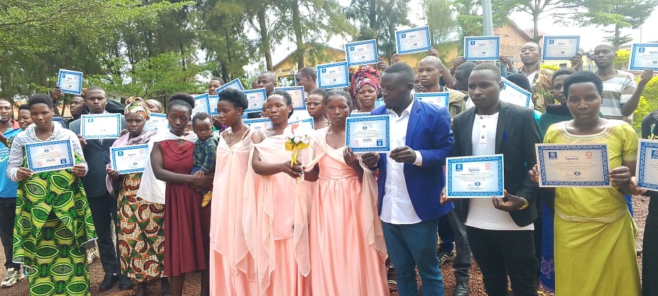 ProfemmesTH's tweet photo. In 2025, the #SERVEProject reached 2,368 women &amp;men in 10 districts thru the "Journey of Transformation''.
The program addresses harmful gender norms and supports female youth to engage in agribusiness.
Families report improved harmony, and many couples legalized their marriages. https://t.co/BChDQBmrwB