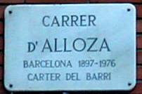 Pucurull's tweet photo. QUE BONICA ÉS BARCELONA
A Nou Barris hi ha el carrer d’Alloza. El nom és d’un carter. És insòlit. Acostumats com estem a que els mons dels carrers de Barcelona siguin de polítics, militars i capellans, és una curiositat: en Salvador Alloza i Alloza era el carter del barri en els anys trenta, on també n’era veí. Com que la zona era rural, formada per masies i grups de cases aïllades de difícil localització perquè no existien noms de carrers, l’home els hi deia als veïns que, a qui els hi escrivien, els hi diguessin que posessin en el sobre el nom del destinatari i el seu. A Correus ho sabien, i així, les cartes les enviaven a casa seva i ell les entregava a qui corresponia. Fins i tot, a la seva porta hi va haver durant molts anys una rètol de fusta que havia penjat amb un clau amb el seu nom 'Alloza'. Un bon dia van urbanitzat el carrer i l’Ajuntament el va fer oficial.