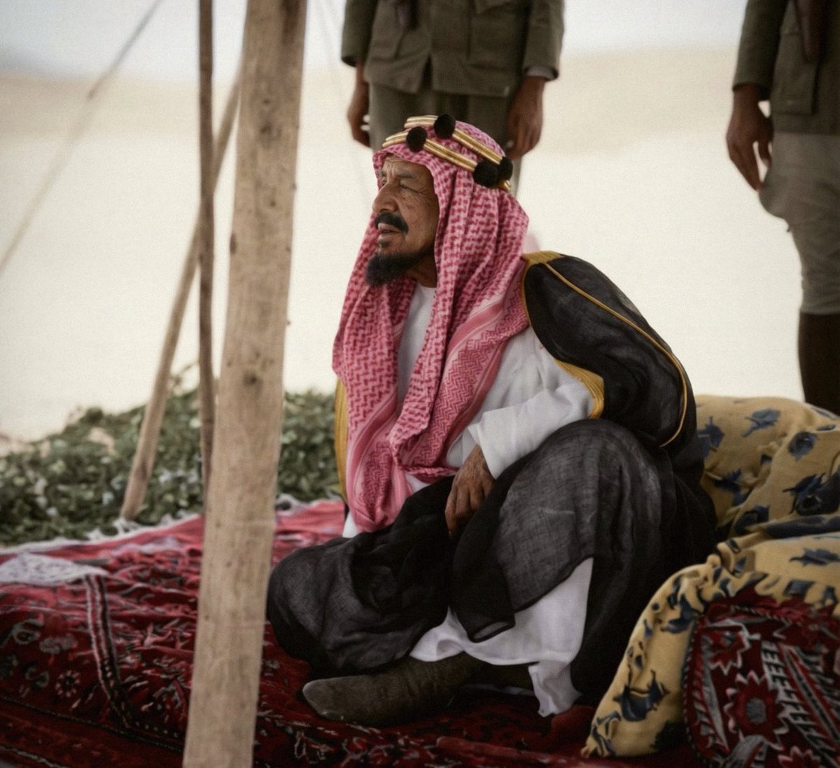 كان الهقاوي من الدنيا زواها الحيال
يالله بحظٍ يخليها تصير عشـرا

لو ان صفق الهـوا يصدع ركون الجبـال
يلقى بها كل ماجات النوايب ذرا

عوج المقادير فيها من رقاب الجمال
لاعاضبت ماتعرف رعاه ولا اومـرا

مرت على راعي العوجا وصارت عدال
يالين خلا مواريث الشداد شورا

صكات بقعا مواريها عراضٍ