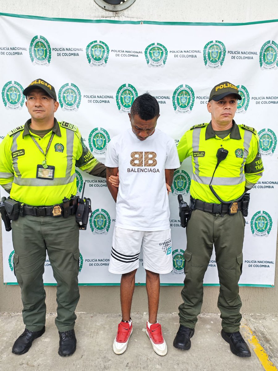 SeguridadCali's tweet image. Los puestos de control buscan contrarrestar el delito y lograr resultados a través de acciones continuas.

Durante labores de verificación de antecedentes en las vías, la @PoliciaCali capturó en el centro de la ciudad a un hombre con orden judicial vigente por homicidio agravado.