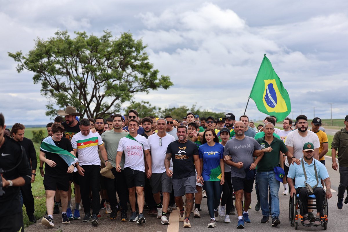 Não somos um, já somos centenas. Até dia 25 em Brasília. Acorda, Brasil