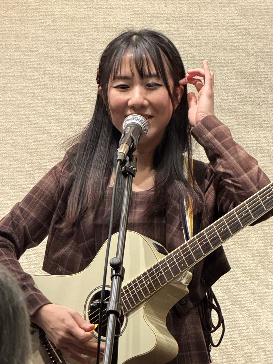 今夜はカフェ・トリオンプ
で、ライブでした。
もう丁度13年振りの場所で、何か懐かしくなりましたね。
#しおたん のライブは温かくて良いですね。
本日もビール🍺にカレー🍛にで、ごちそうさまでした。
ちょっとしたディナーショー？
楽しめました。
お疲れ様でした。
