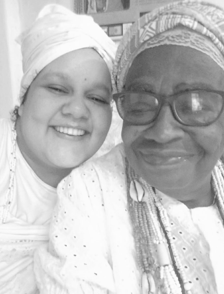 meninadajurema's tweet image. Mãe nunca cultuou Jurema mas adorava conversar com as entidades, certa vez chamou minha pombo gira dona boca da mata e disse:
"Ajude sua filha, dê discernimento a ela e a faça crescer, e obrigada por vim nessa casa." Era esses diálogos que a gente ouvia dela com as entidades, com…