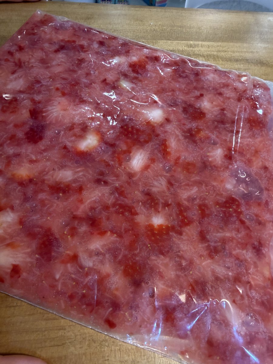 _Datstar_'s tweet image. 요즘 꽂힌 딸기주물럭🍓
우유 살짝 적셔서 빙수처럼 먹어도 맛나고
우유 낭낭히 넣어서 라떼처럼 먹어도 맛나다🤍