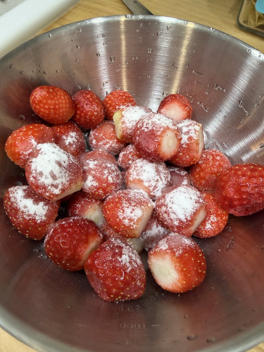 _Datstar_'s tweet image. 요즘 꽂힌 딸기주물럭🍓
우유 살짝 적셔서 빙수처럼 먹어도 맛나고
우유 낭낭히 넣어서 라떼처럼 먹어도 맛나다🤍