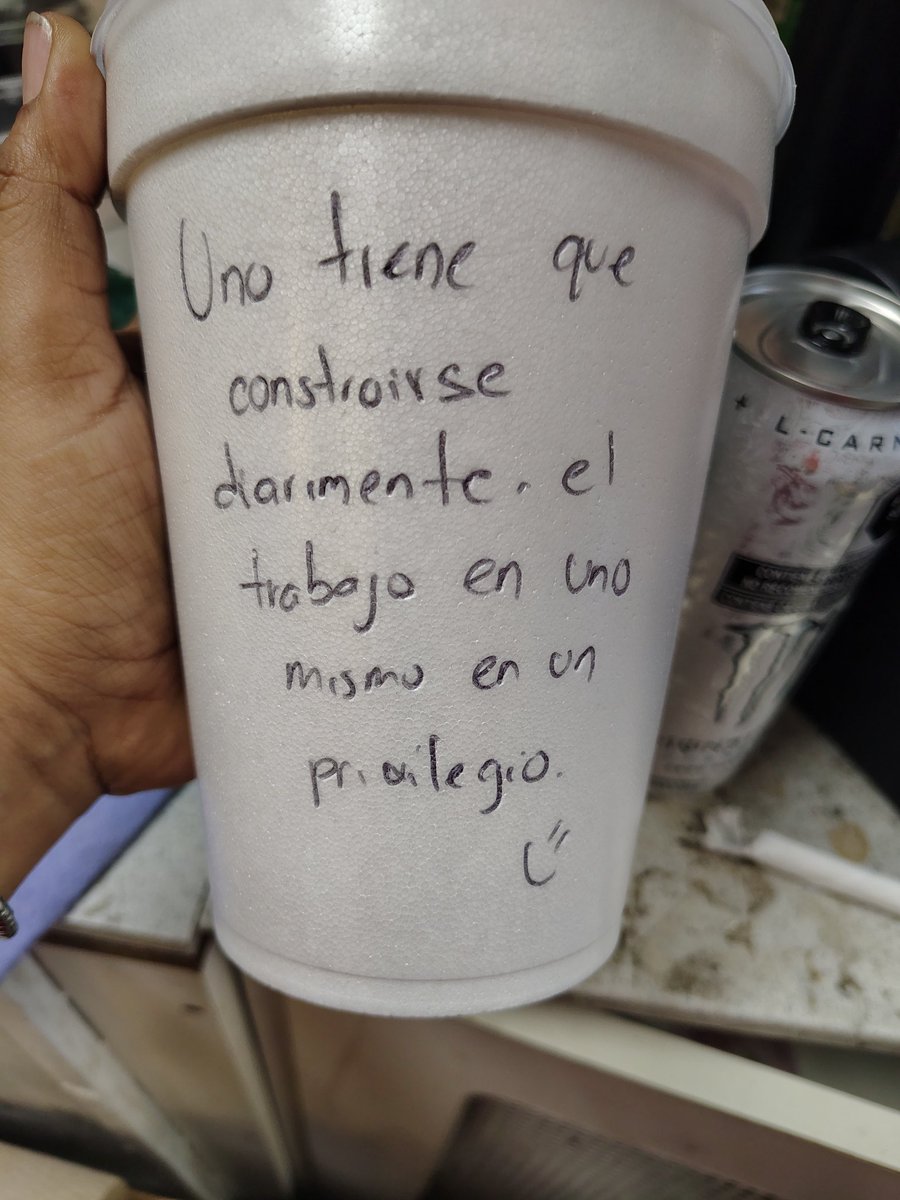 Uno tiene que construirse diariamente, el trabajo en uno mismo es un privilegio" ✨. Empezando el miércoles con esta joya de recordatorio mientras le doy al turno. ¡A darle con todo! 💪🥤 #Motivación #CrecimientoPersonal #Miercoles