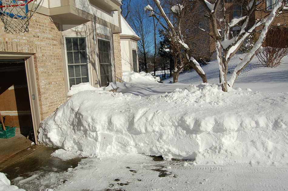 DaveScarangella's tweet image. This is my 26th year living in Ashburn, and it seems like every winter we complain for a few years of no snow, and then we get hit with a 20-incher. During one of these many years ago, one neighbor's wife was about to give birth, so all of us got out in the cul de sac with…