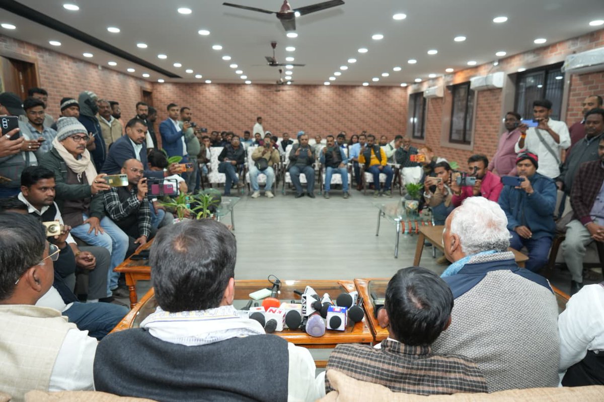 "आज हाजीपुर सर्किट हाउस में मीडिया के साथियों से संवाद किया। इस दौरान बिहार के विकास, जनसमस्याओं और आगामी कार्ययोजनाओं को लेकर विस्तृत चर्चा हुई। लोकतंत्र के चौथे स्तंभ के माध्यम से अपनी बात जनता तक पहुँचाने का यह एक सार्थक अवसर रहा।"
#ChiragPaswan #sanjaysinghmahua #hajipur