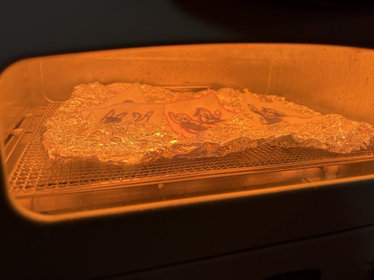 🌏1/25グッズについて
オクバデわくわくマグネットクリップがあります🧲1つ300円です　挟めます！くっつきます！台紙はそのままステッカーとして使えます！写真3枚目は焼かれてるオクバデです　かわいそうに