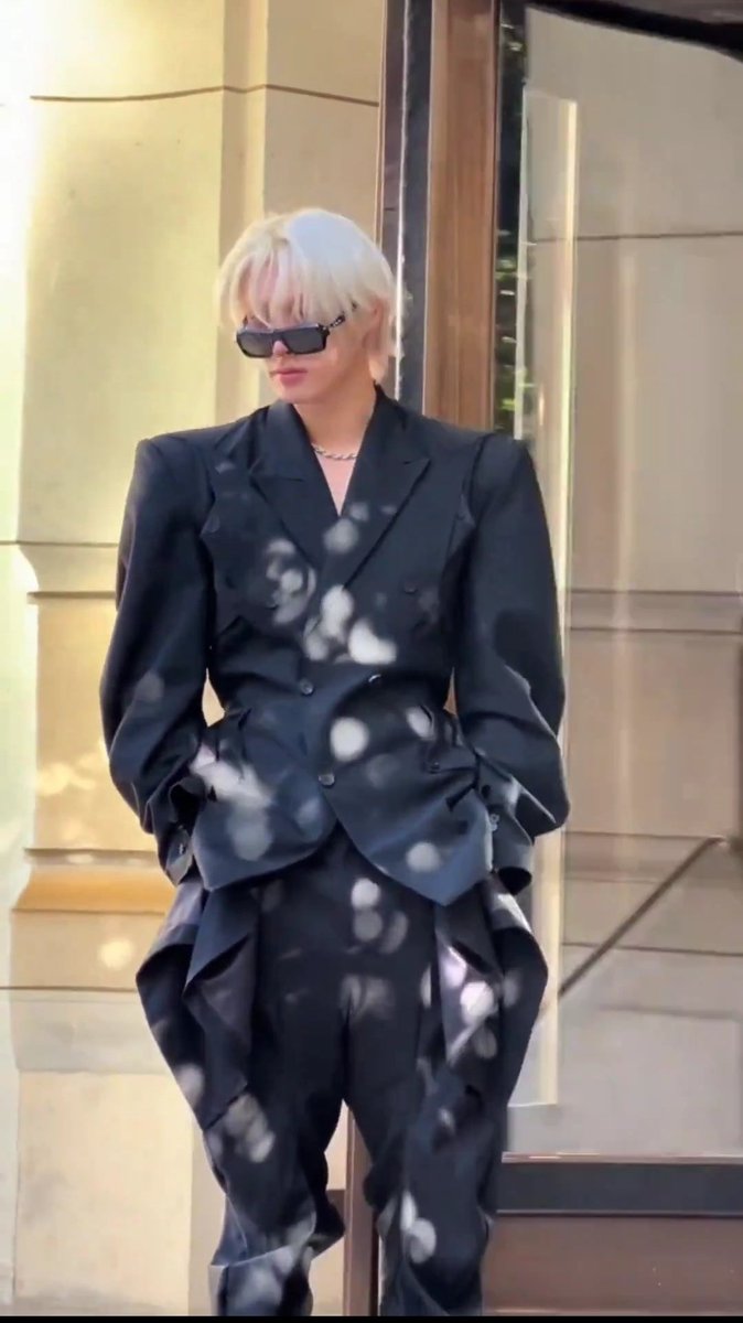 mysonisachick's tweet image. The attempt to extenuate his body feature is absolutely 👌🤌
Broad shoulders, small waist, firm back,
All the fabric drizzling down to flow with the spacial lower body
THIS is what we call ART

MINGI FOR CHRISTIAN LOUBOUTIN
#MINGI #민기 #CHRISTIANLOUBOUTIN #ParisFashionWeek2026