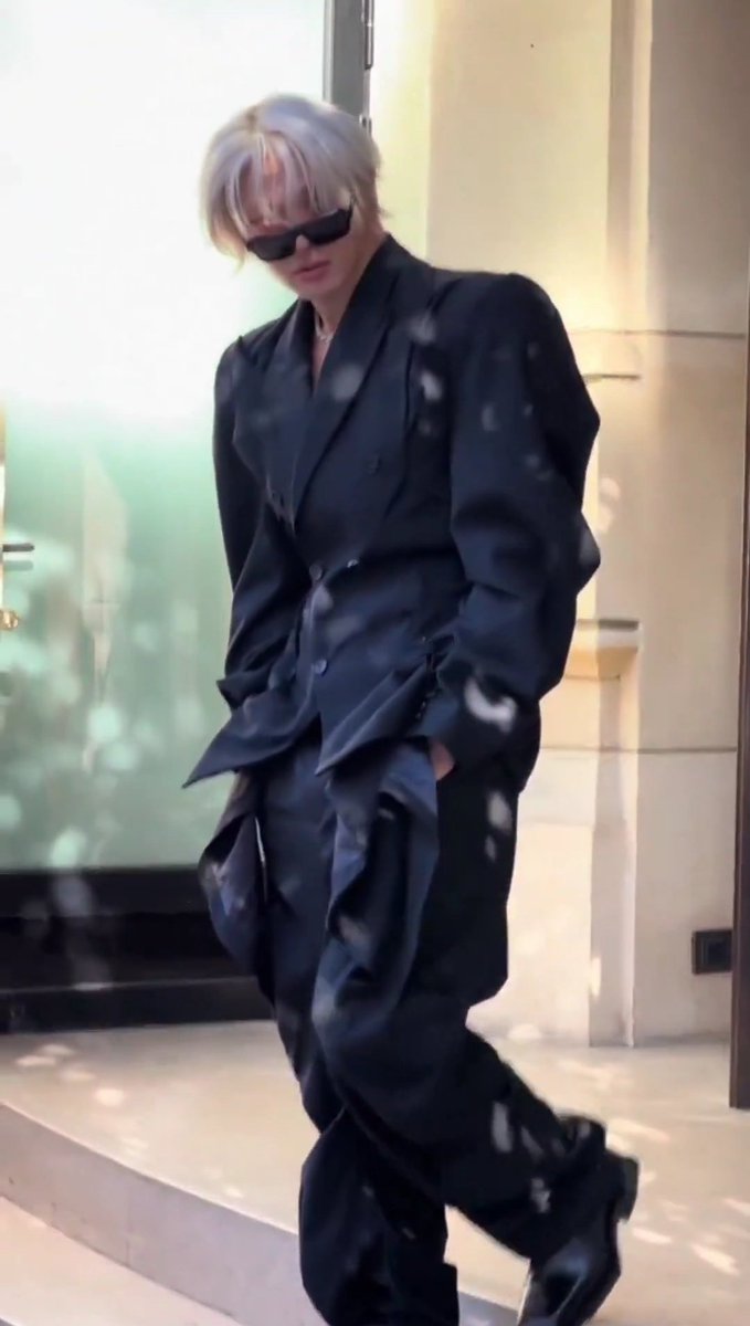 mysonisachick's tweet image. The attempt to extenuate his body feature is absolutely 👌🤌
Broad shoulders, small waist, firm back,
All the fabric drizzling down to flow with the spacial lower body
THIS is what we call ART

MINGI FOR CHRISTIAN LOUBOUTIN
#MINGI #민기 #CHRISTIANLOUBOUTIN #ParisFashionWeek2026