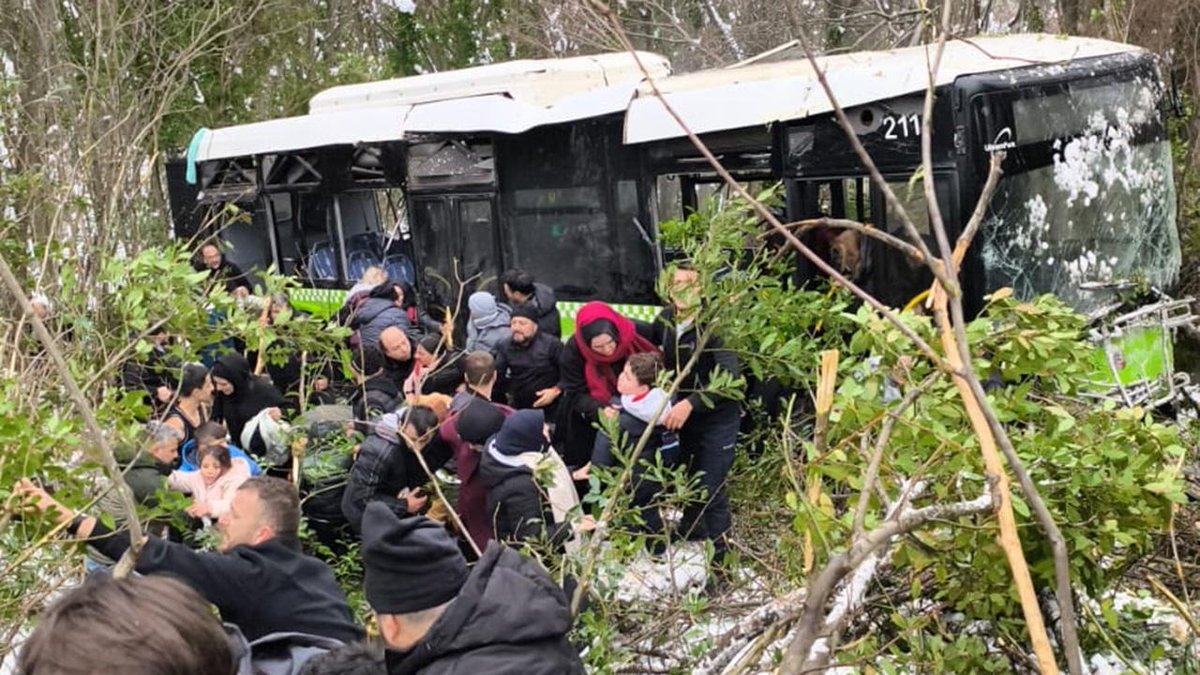 Son Dakika: Kocaeli'de Yolcu Otobüsü Şarampole Yuvarlandı asayisgazetesi.com/haber/son-daki…