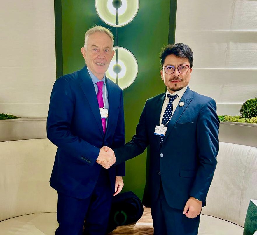 MRE_Bolivia's tweet photo. El canciller @Fer_Aramayo_C informó que Tony Blair ex Primer Ministro del Reino Unido considera positivo el cambio que lidera Rodrigo Paz y su aporte al fortalecimiento de la democracia a nivel global.
#Davos #ForoEconómicoMundial #Democracia #Liderazgo #CambioGlobal #RodrigoPaz https://t.co/rsAZ0Y6GkH