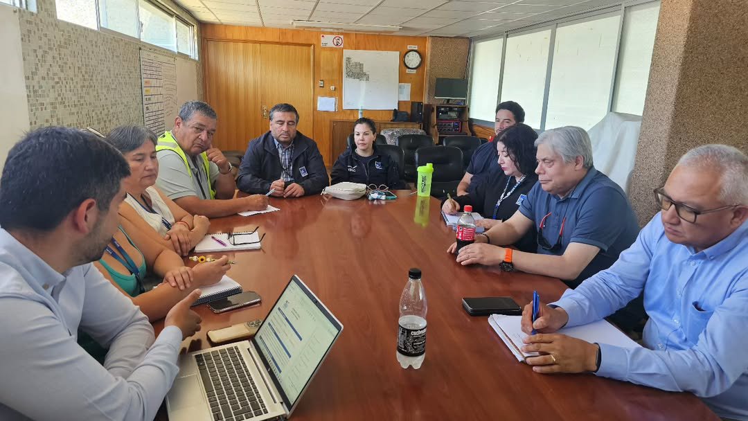 DGACChile's tweet image. #Repost✈️ En el marco del trabajo colaborativo, el Seremi de @moploslagos sostuvo una reunión con la #DAP y la @DGACChile para revisar las acciones desarrolladas en el aeródromo Cañal Bajo, orientadas a resguardar la seguridad operacional.
 #SeguridadOperacional #AdCañalBajo🛫