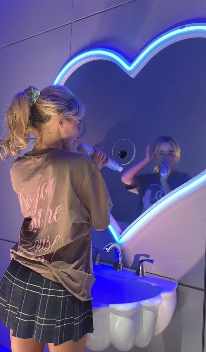 brinabusywoman's tweet image. Can we finally talk about how this was one of the most creative tour stages we’ve seen in a while…