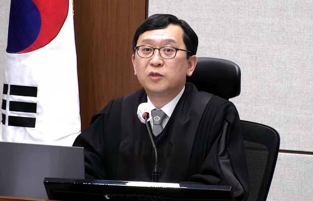 한덕수 전 총리에게 징역 23년 선고한 이진관 씨.

경남 마산고, 서울대 법대 졸업, 사법연수원 32기, 수원지법 판사, 중앙지법 형사33부 재판장.

이재명의 '대장동, 위례, 백현동, 성남FC 사건 재판을 맡았다가 이재명이 당선된 뒤 헌법상 불소추 특권을 이유로 재판을 무기한 연기 함.

쓰레기🗑️