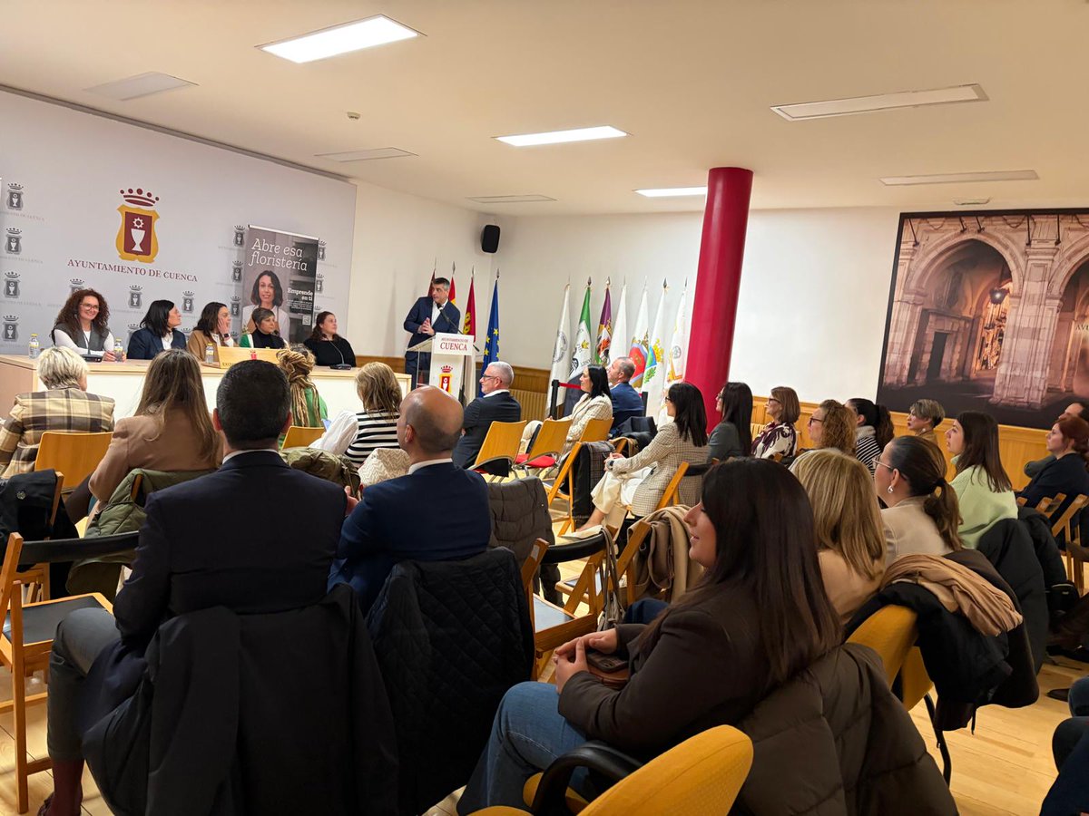 PRODESE's tweet image. ✅Nuestro gerente, Víctor Alcocer, y la técnico de #PRODESE, Tamara Alique, asistieron ayer en Cuenca a la Jornada de Apoyo al Emprendimiento Femenino, organizada por #MicroBank, el banco social de #CaixaBank. (+)