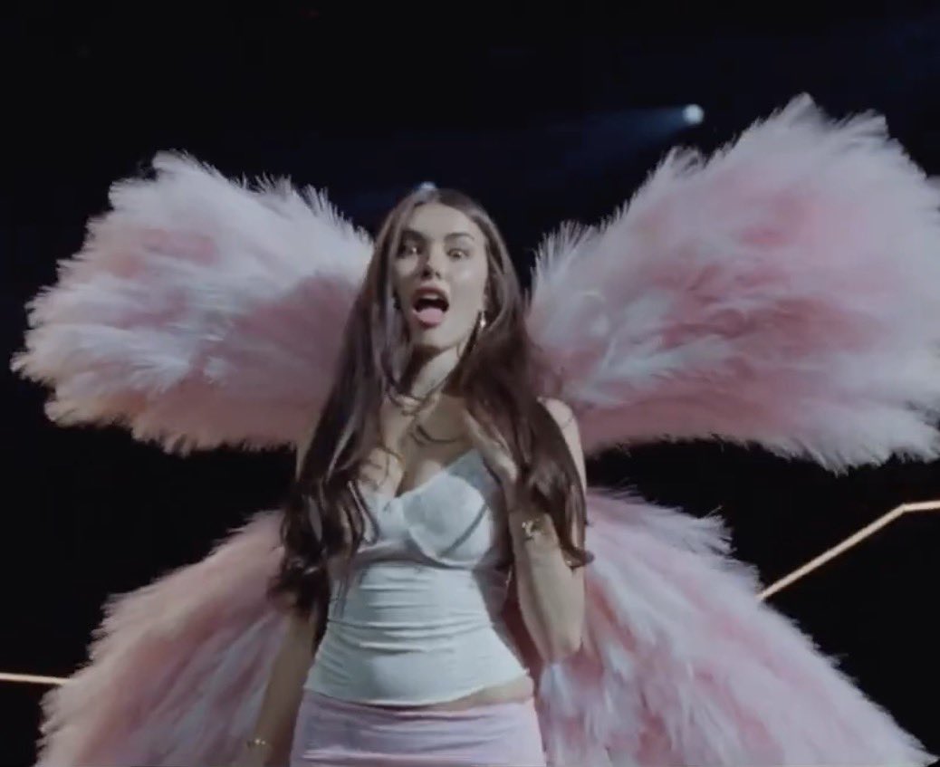 moonliighttears's tweet image. her original wings were HUGE omg