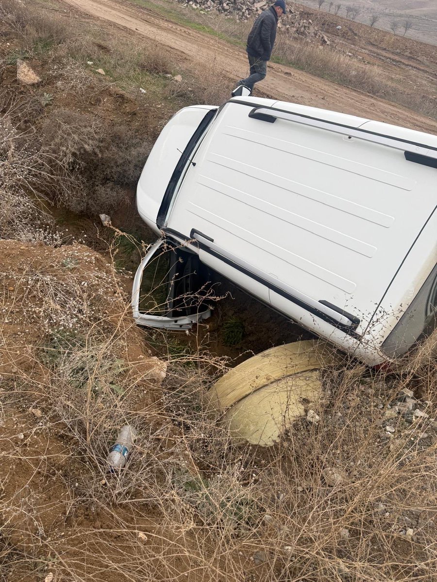 Ankara İli Balâ İlçe Tarım ve Orman Müdürlüğünde görevli meslektaşlarımız, görev için kullandıkları aracın virajda kontrolünün kaybedilmesi sonucu yoldan çıkarak trafik kazası geçirdi.

Zorlu hava ve yol koşullarına rağmen sahada görev devam ediyor. Hayvan, halk ve çevre sağlığı