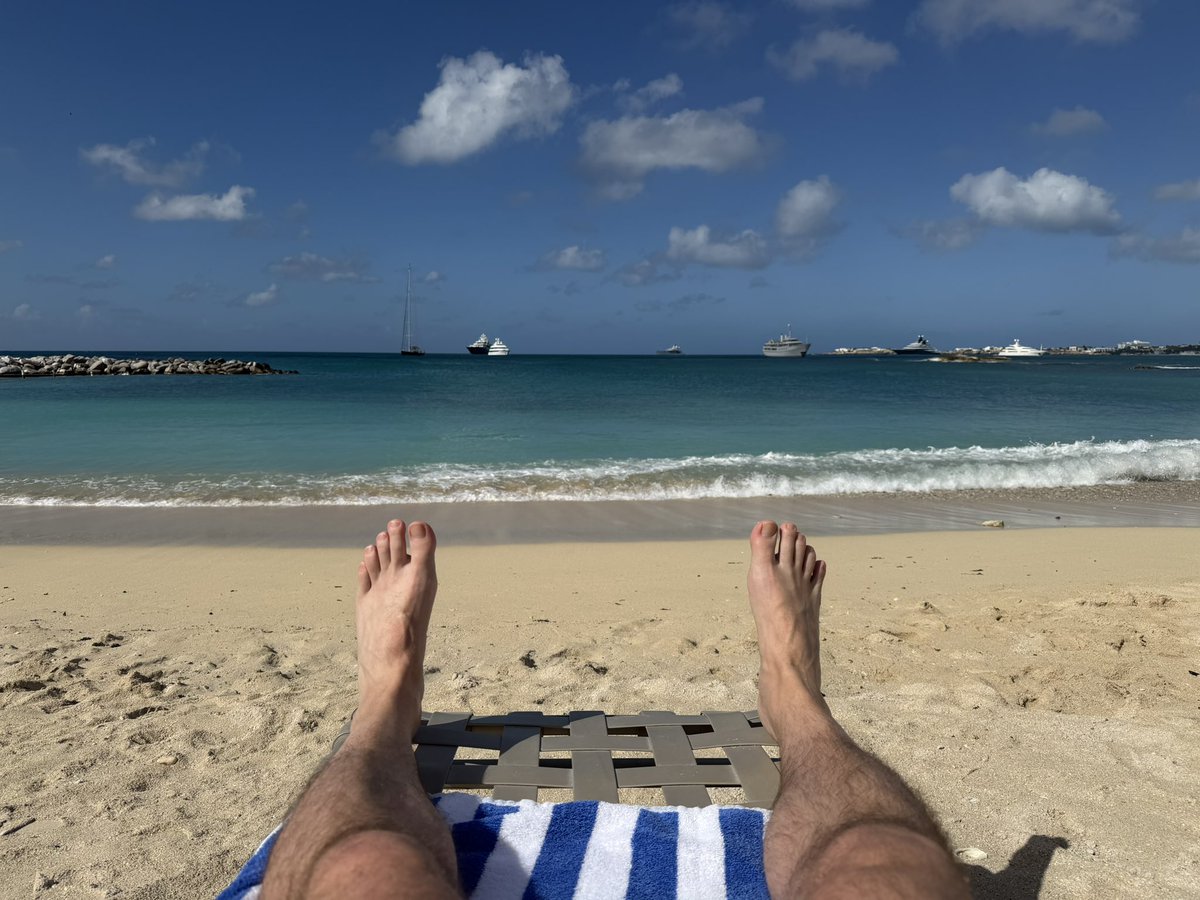 SeanMeyer's tweet photo. At home, it’s 17° Fahrenheit. I’m at work right now. 80° and beautiful in #SintMaarten . It’s a tough job but somebody has to do it. #PilotLife https://t.co/9NEehaRciz
