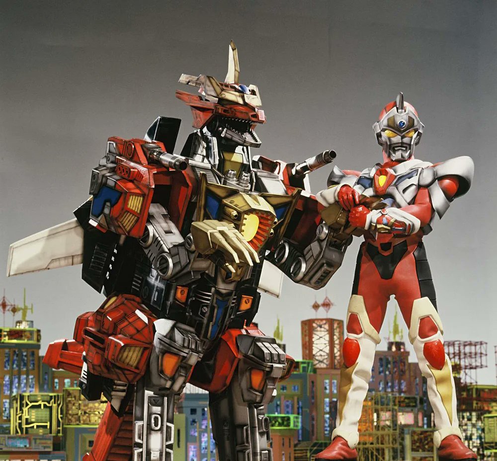 panna_tokusatsu's tweet photo. #パンナの毎日特撮

本日の作品は――

『電光超人グリッドマン』（1993年放送）

円谷プロにとっては『ウルトラマン80』以来12年ぶりの本格的なTV特撮であると同時に、
久々のウルトラシリーズ以外の巨大ヒーローでもあった。

内容としては、魔王カーンデジファーを追って異世界からやって来た、
ハイパーエージェント・グリッドマンの活躍を描くもので、
グリッドマンと一体化する主人公・翔直人や彼の仲間をはじめ、
主要キャラは中学生やその家族で固められ、ホームドラマ的な空気を持つ作品となっている。

一方、パソコンの普及率が1割台だった時代に、コンピュータワールドを舞台とした、
未来を先取りしたような世界観を打ち出したことや、
多数のマシンと合体する派手なパワーアップなど、数々の先進的な要素も語り草。

また、敵側の少年・藤堂武史も、視聴者目線ではどこか憎めないヤツとして演出され、
雑誌連載による続編『魔王の逆襲』では、
改心した彼がグリッドマンシグマと一体化して戦う展開も見られた。

2018年には、アニメ『SSSS.GRIDMAN』のヒットにより、
一躍、特撮版も顧みられるようになったのは記憶に新しい。