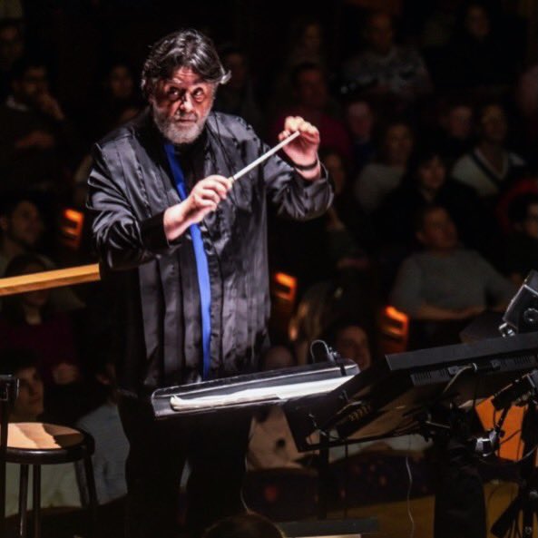 Conductor Constantine Kitsopoulos conducting the New York Phil at David Geffen Hall Lincoln Center

👔 #atelierrosemarieumetsu 
📸 @chrisleephotonyc