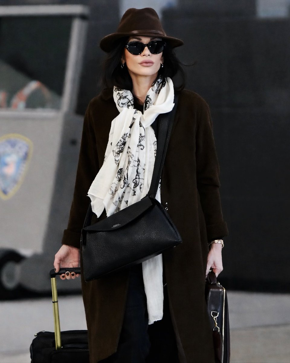 atthesubstance's tweet image. And we’re off… ✈️
Big day Saturday! Salt Lake City, Sundance, and the premiere of The Gallerist with my love by my side. So happy to be working alongside new faces like the fabulous @britangels, and of course my TV daughter, my little black rose, @JcnnaOrtcga. 🌹