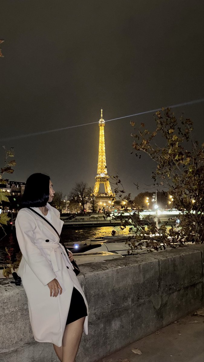 kitcatlatte's tweet photo. Postcards from 2025: Autumn in Paris.🍁 https://t.co/zv7Az3SDPi