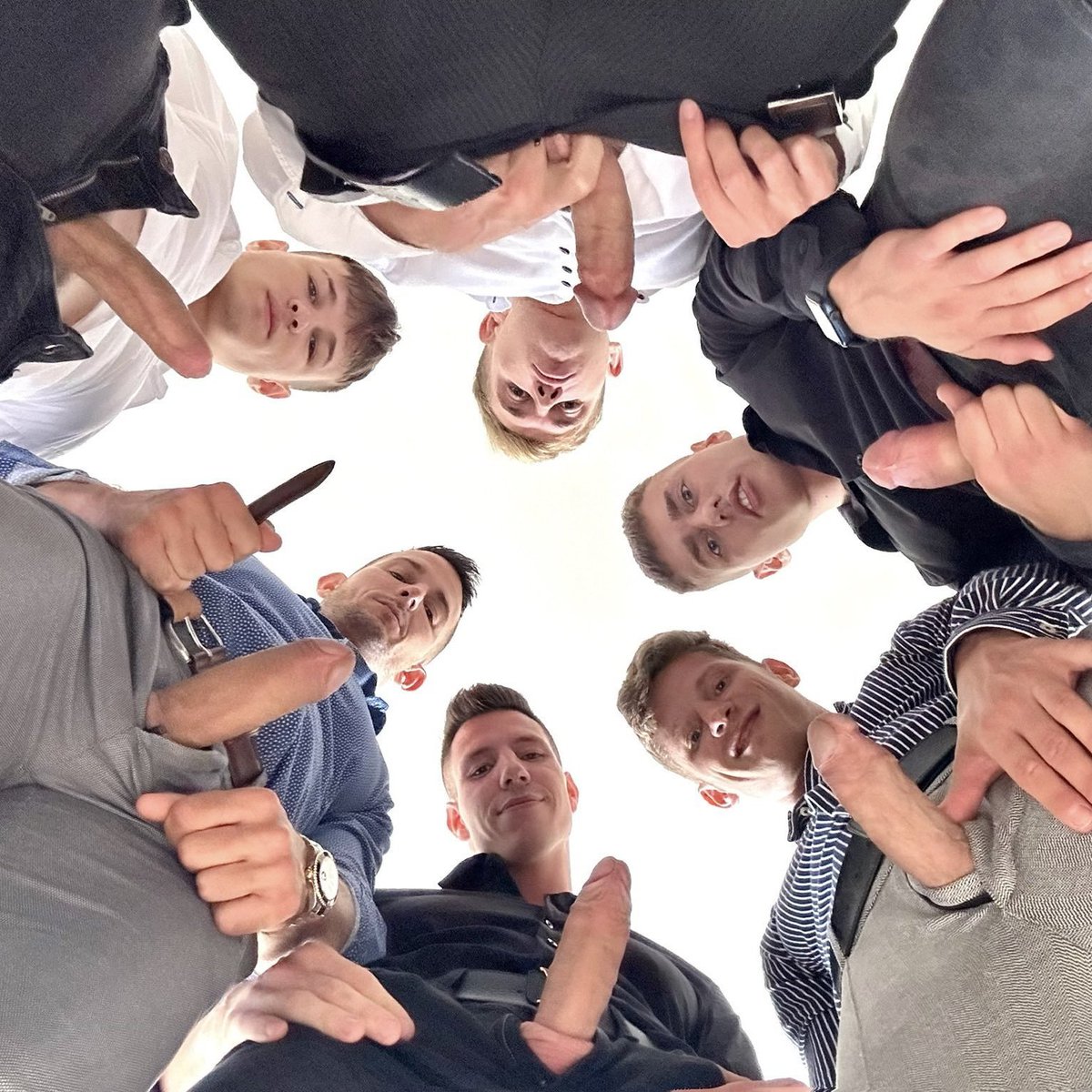 roommatesboys's tweet image. Wanna go under?
Apply here linktr.ee/n2roommates