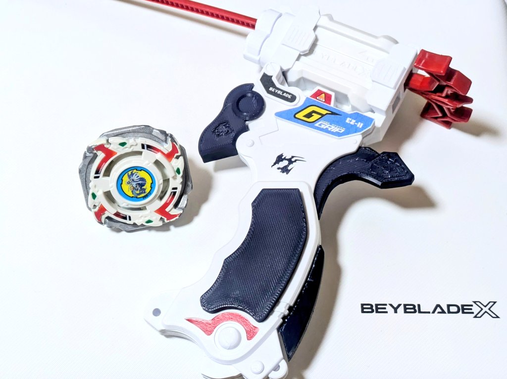 doragenf's tweet image. エントリランチャーグリップ完成！

暗い青のフィラメントしかなくて色が変だけど満足！
写真はドラグーンだけど右回転しかできないのは内緒…。

#3Dプリンタ
#ベイブレードX
#爆転シュートベイブレード
#エントリランチャー
#BEYBLADEX