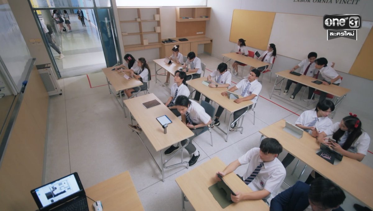 Jubphitnang's tweet image. กูให้เลยล่ะ เปิดมาตอนแรก

- เด็กโรงเรียนรัฐได้ทุนไปเรียนโรงเรียนเอกชนชั้นนำ เจอการแบ่งแยกระหว่างเด็กทุนกับเด็กบ้านรวย
- สังคมในโรงเรียนแบ่งแยกโดยสีเนคไท สีน้ำเงินคือชนชั้นนำ สีแดงคือเด็กทุนยากจน
- เวลาสวนกันตอนขึ้นบันได เด็กทุนต้องหลบให้เด็กบ้านรวย
- เรียนในห้องมีเส้นกั้นชนชั้น…