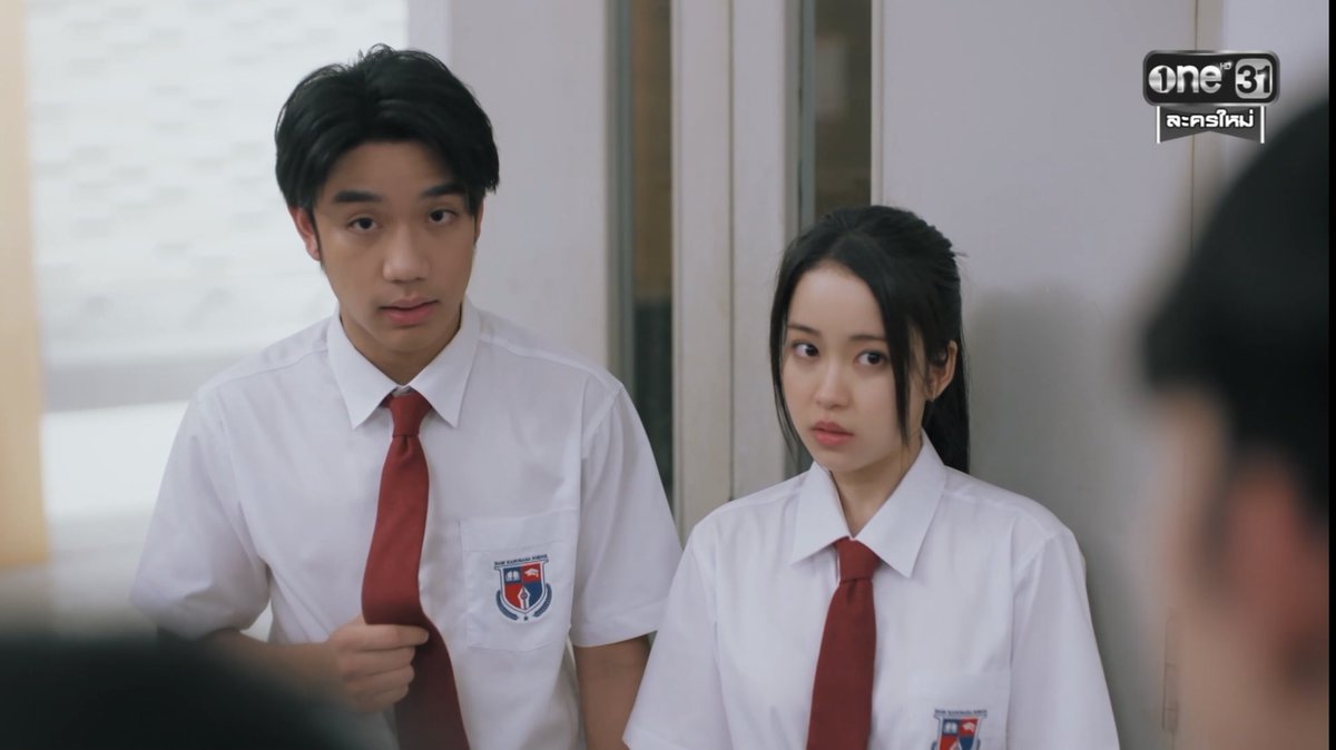 Jubphitnang's tweet image. กูให้เลยล่ะ เปิดมาตอนแรก

- เด็กโรงเรียนรัฐได้ทุนไปเรียนโรงเรียนเอกชนชั้นนำ เจอการแบ่งแยกระหว่างเด็กทุนกับเด็กบ้านรวย
- สังคมในโรงเรียนแบ่งแยกโดยสีเนคไท สีน้ำเงินคือชนชั้นนำ สีแดงคือเด็กทุนยากจน
- เวลาสวนกันตอนขึ้นบันได เด็กทุนต้องหลบให้เด็กบ้านรวย
- เรียนในห้องมีเส้นกั้นชนชั้น…